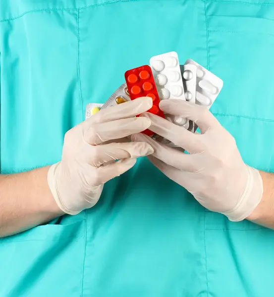 Doutor dá muitos comprimidos diferentes, isolados em branco — Fotografia de Stock
