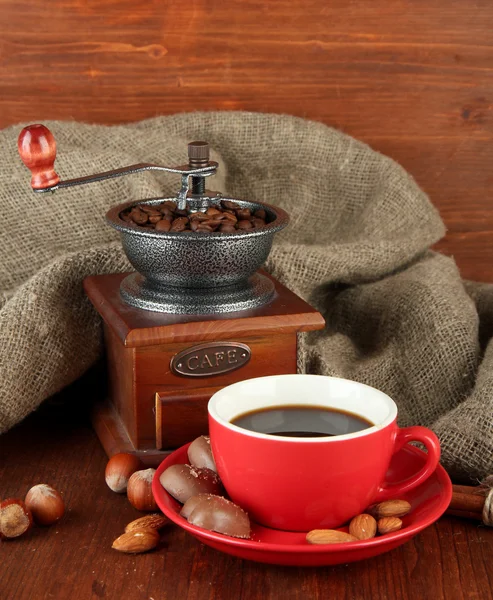 Mörk choklad, varm dryck och kaffe kvarn på trä bakgrund — Stockfoto