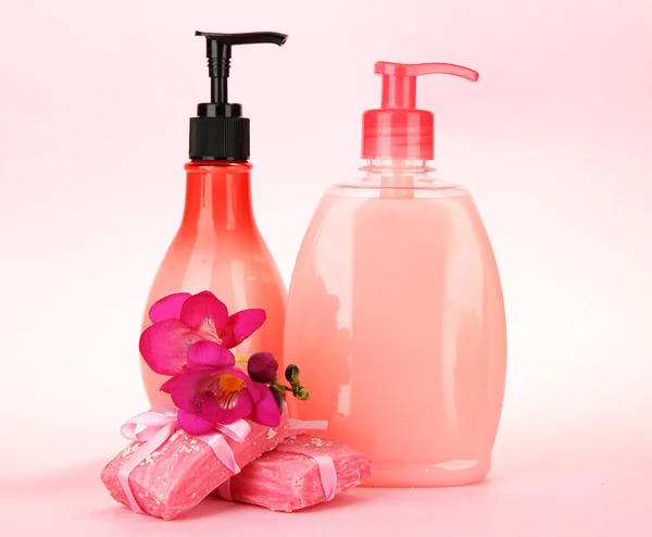 粉红色的背景上的液体和手工肥皂 — 图库照片
