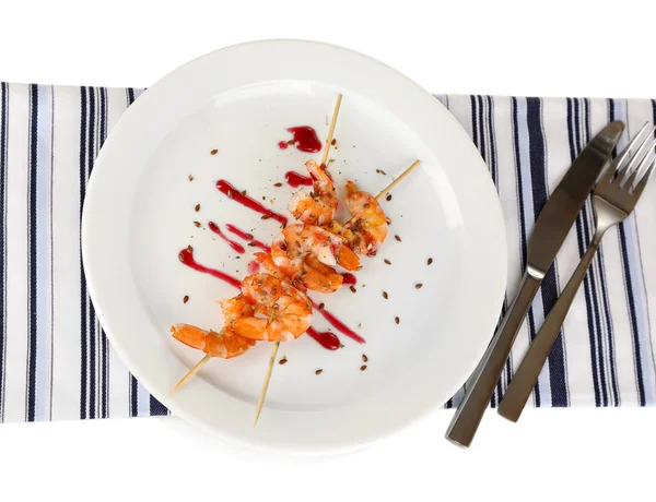 Gegrillte Garnelen mit Sauce auf Teller isoliert auf weiß — Stockfoto