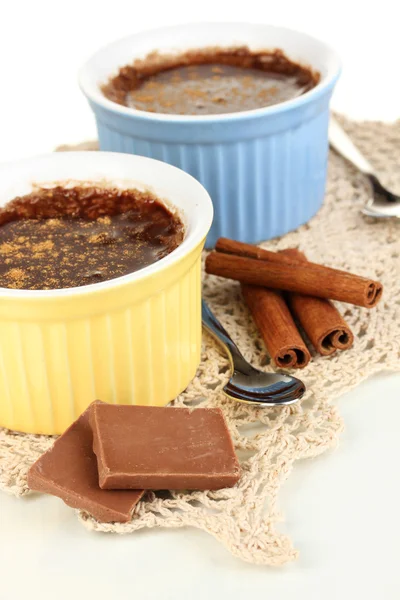 Budino al cioccolato in ciotole per cottura isolata su bianco — Foto Stock