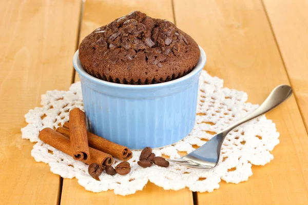 Cupcake in ciotola per la cottura su tavolo di legno — Foto Stock