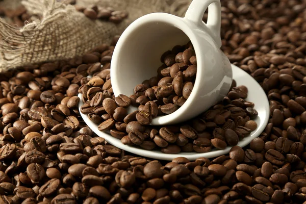 Cup with coffee beans, close up — Stock Photo, Image