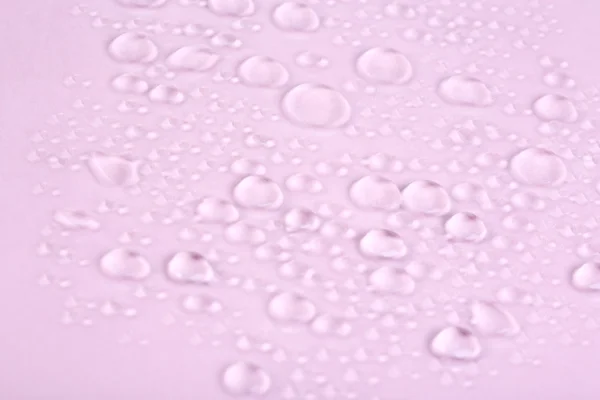 Vattendroppar på färgbakgrund — Stockfoto