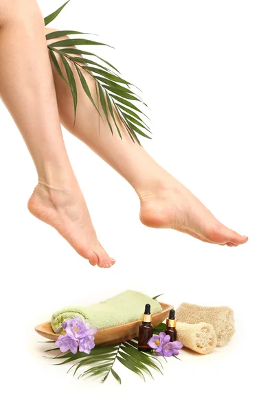 Γυναικεία πόδια με πετσέτα - έννοια του spa, που απομονώνονται σε λευκό — Φωτογραφία Αρχείου
