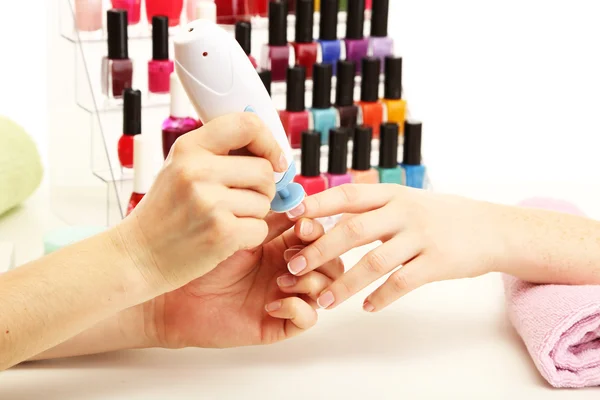 Processo di manicure nel salone di bellezza, da vicino — Foto Stock