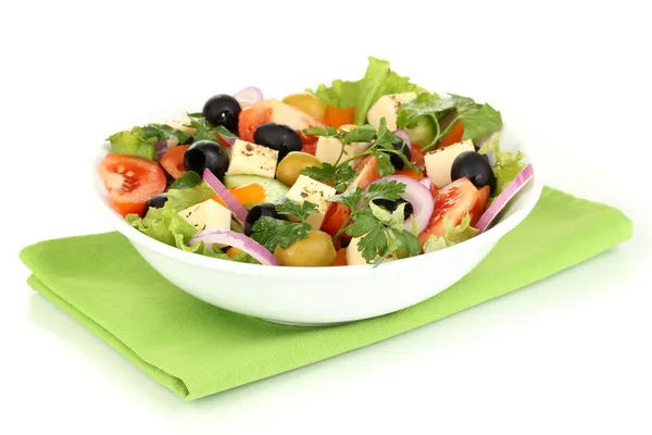 Griechischer Salat im Teller isoliert auf weiß — Stockfoto