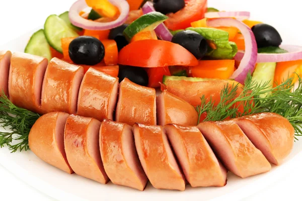 Жареная колбаса со свежим салатом — стоковое фото