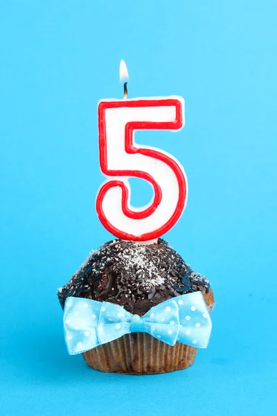 День народження кекс з шоколадною глазур'ю на синьому фоні — стокове фото