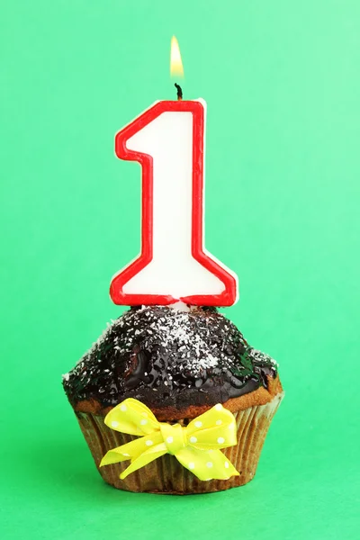 Birthday cupcake with chocolate frosting on green background — Stock Photo, Image