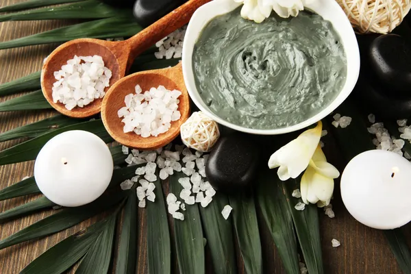 Composición con arcilla cosmética para tratamientos de spa, sobre fondo de hoja de palma — Foto de Stock