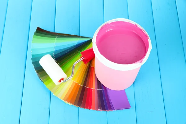 Conjunto para pintura: panela de pintura, rolo de pintura em mesa de madeira azul — Fotografia de Stock