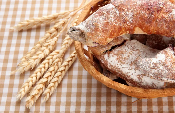 Prove croissants em cesta na mesa — Fotografia de Stock