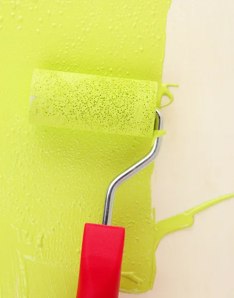 Brosse à rouleaux de peinture avec peinture verte, sur fond en bois — Photo