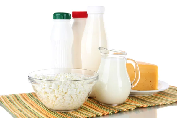 Молочные продукты на салфетке изолированы на белом — стоковое фото