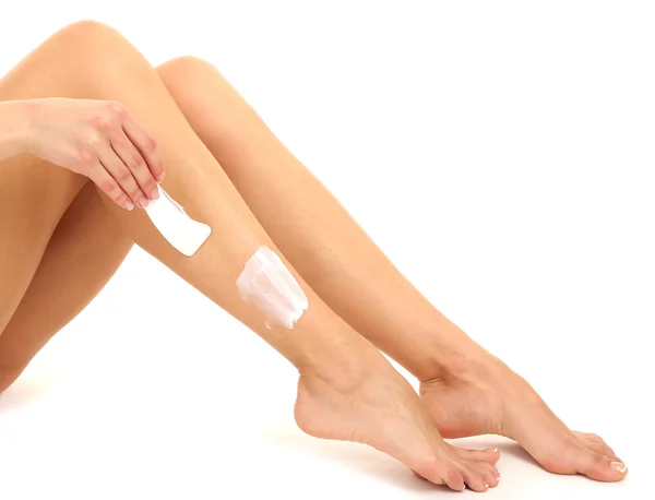 Hermosas piernas de mujer con crema depilación, aislado en blanco — Foto de Stock