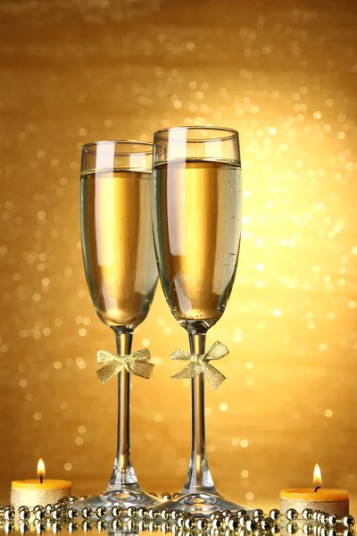 Дві склянки шампанського на яскравому фоні з вогнями — стокове фото