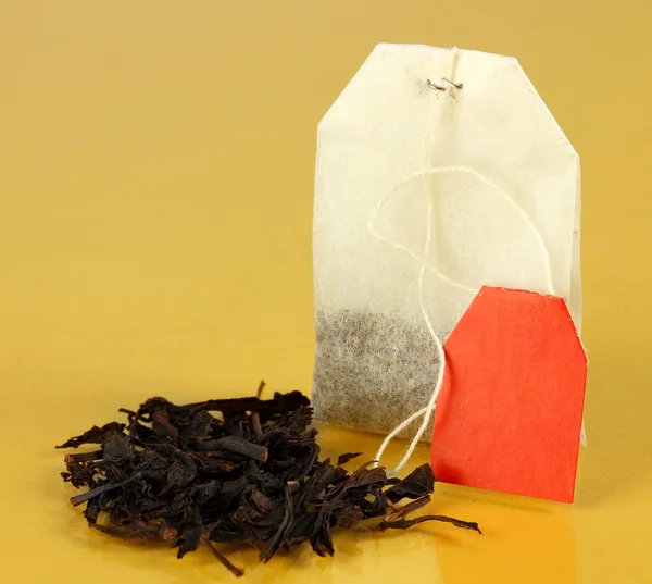 Saco de chá no fundo amarelo — Fotografia de Stock
