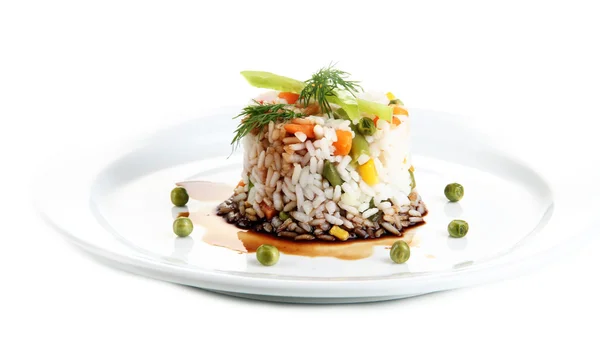 Heerlijke risotto met groenten, geïsoleerd op wit — Stockfoto