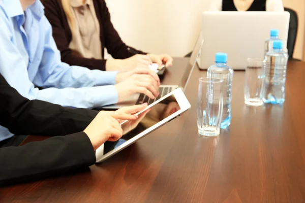 Kvinnliga händer med digitala tablett på office bakgrund. — Stockfoto