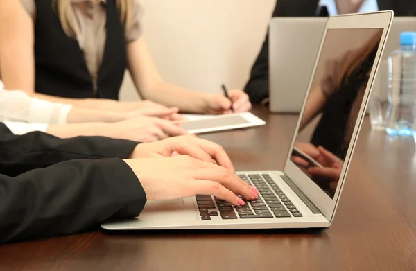 Manos femeninas con tableta digital sobre fondo de oficina . — Foto de Stock