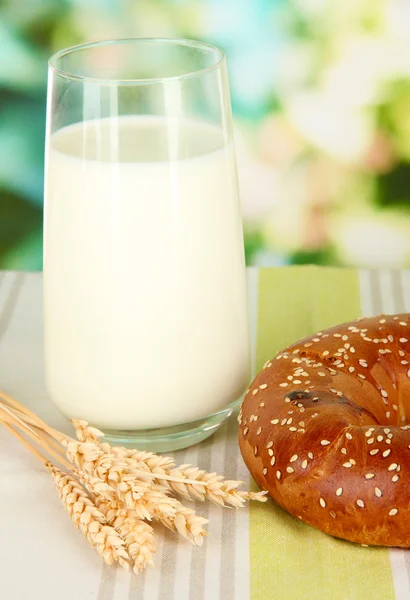 面包卷和一杯牛奶自然背景上 — 图库照片
