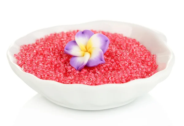 Perline colorate con fiore fatto a mano in piatto isolato su bianco — Foto Stock