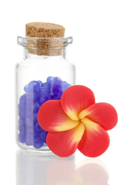 Malou láhev s barevnými korálky, izolované na bílém — Stock fotografie