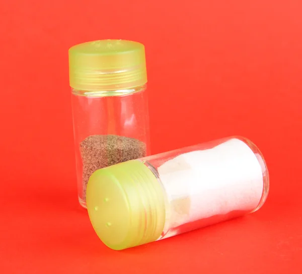 소금 후추 병 및 색 배경 — 스톡 사진