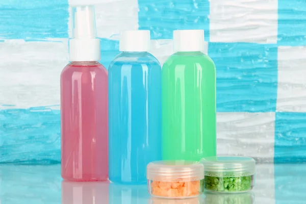 Hotel cosmetics kit on shelf in bathroom — Stock Photo, Image
