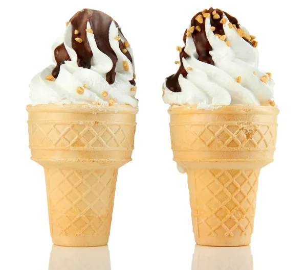 Smaczne lody w czekoladzie, na białym tle — Zdjęcie stockowe