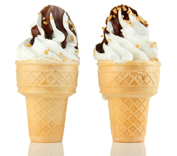 Вкусное мороженое с шоколадом, изолированные на белом
