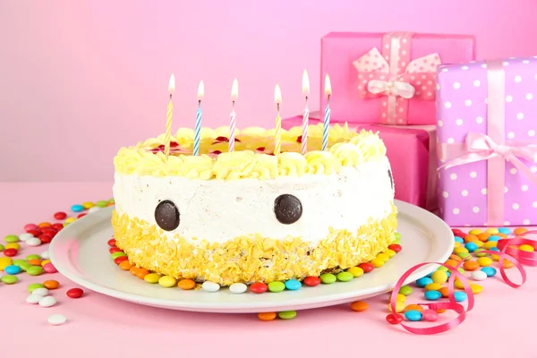 Happy birthday cake and gifts, on pink background — Stock Photo, Image