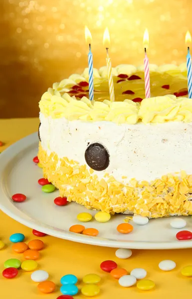 黄色の背景での幸せな誕生日ケーキ — ストック写真