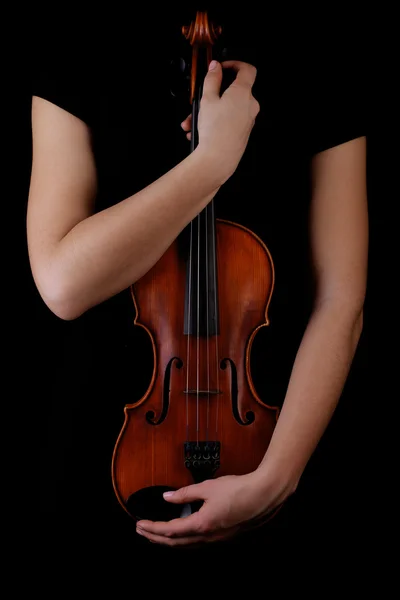 Violino nas mãos sobre fundo preto — Fotografia de Stock