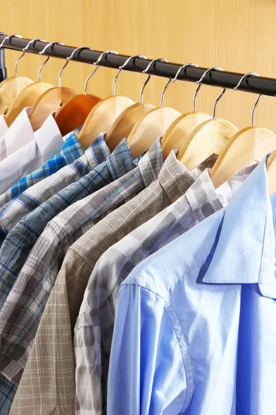 Чоловічі сорочки на вішалках в гардеробі — стокове фото