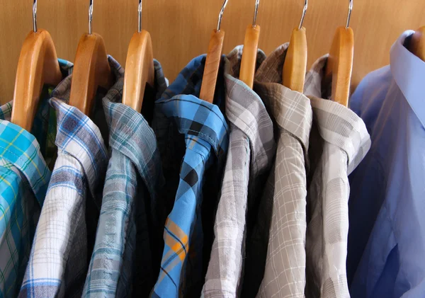 Overhemden voor heren op hangers in garderobe — Stockfoto