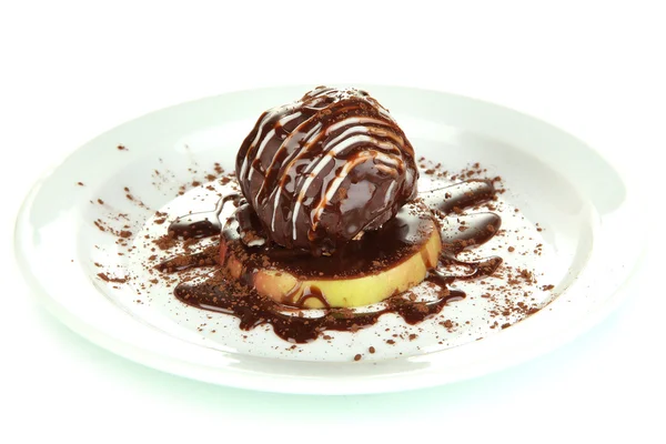 Dessert au chocolat sur grande assiette isolée sur blanc — Photo