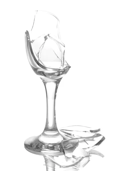 Copo de champanhe partido isolado em branco — Fotografia de Stock
