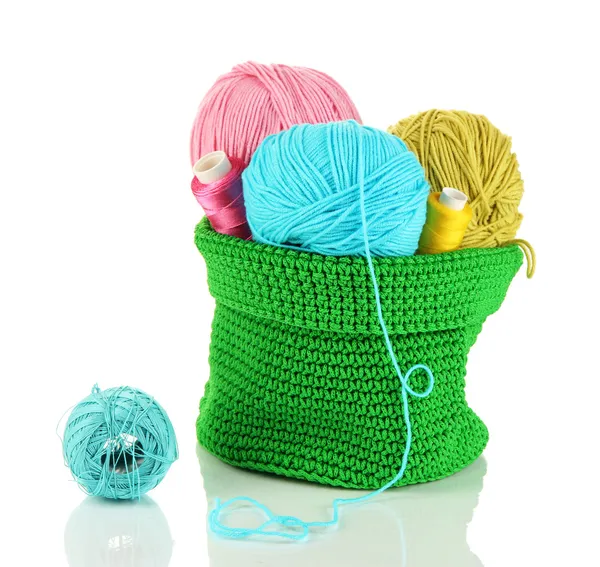 Kolorowe przędzy na drutach w zielony koszyk na białym tle — Zdjęcie stockowe
