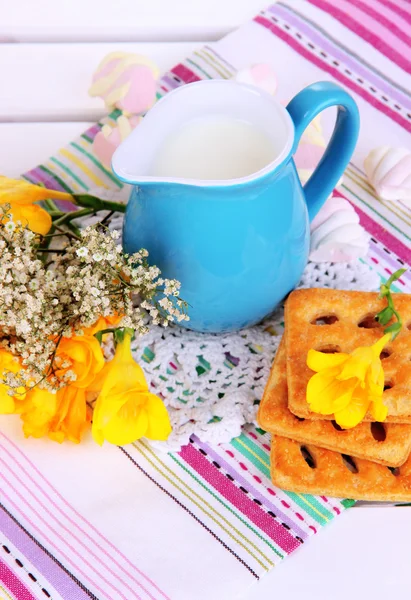 Beautiful composition of milk and cookies on wooden picnic table close-up — Stock Photo, Image