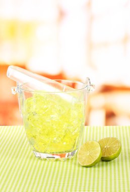 parlak zemin üzerine kova buz