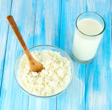 bardak süt ve peynir mavi ahşap tablo