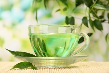 yeşil çay doğal zemin üzerine bambu hasır üzerinde şeffaf bardak