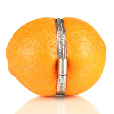 metal kelepçe, üzerinde beyaz izole sıkılmış limon