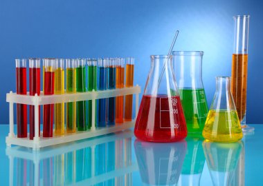 test tüpleri ile mavi arka plan üzerinde renkli sıvı