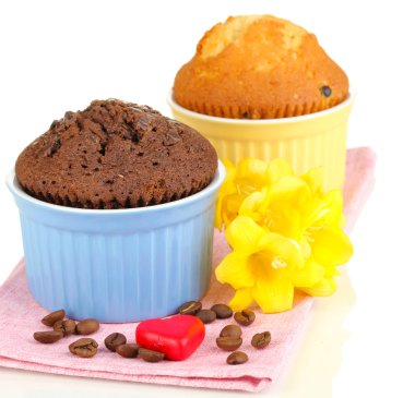 Cupcakes için pişirme üzerinde beyaz izole kase