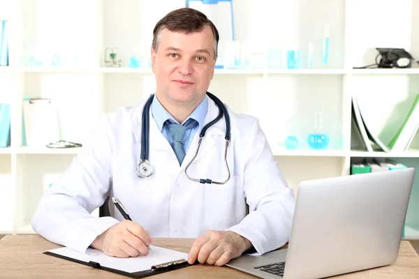 Médico trabajando en el escritorio — Foto de Stock