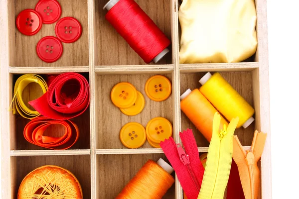 Material para coser en caja de madera de primer plano —  Fotos de Stock