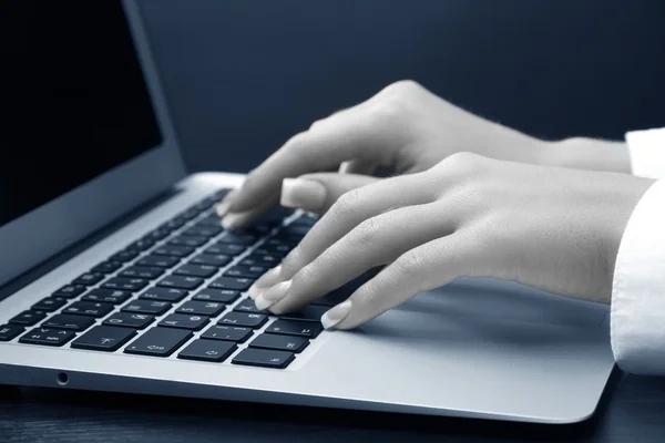 Female hands typing on laptot, close-up — Stock Photo, Image